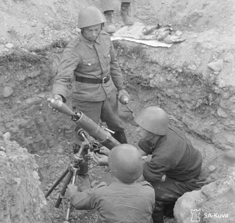 На фотографиях взрыватель до детонации, после и в разобранном виде.