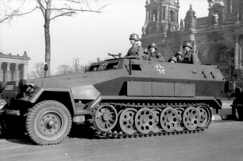 Bundesarchiv Bild 101I 801 0664 37 Berlin Unter den Linden Schützenpanzer
